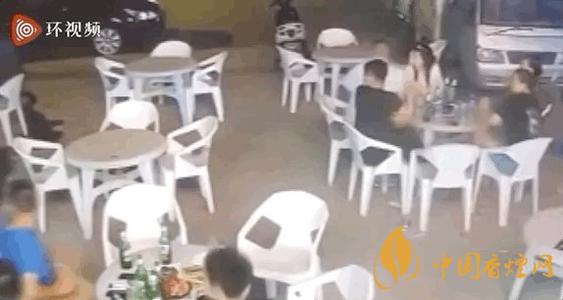 警方通報(bào)小車(chē)沖過(guò)夜市撞飛數(shù)人 這一幕太驚險(xiǎn)了！